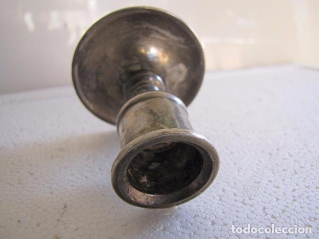 Antig&uuml;edades: Peque&ntilde;o candelabro plateado. - Foto 2