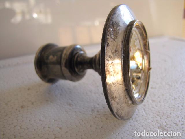 Antig&uuml;edades: Peque&ntilde;o candelabro plateado. - Foto 3