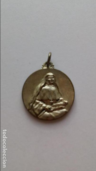Antig&uuml;edades: Medalla de beata o santa sin catalogar de 2 cms de diametro - Foto 1