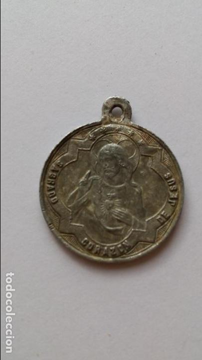 Antig&uuml;edades: Medalla de corazon de maria y corazon de jesus de 2,3 cms de diametro - Foto 2