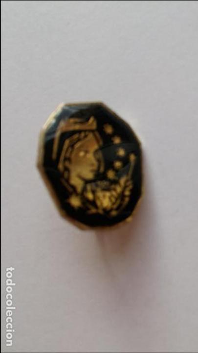 Antig&uuml;edades: Pin de alfiler de virgen de 2 x 1,6 cms - Foto 1