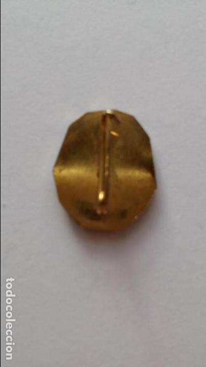 Antig&uuml;edades: Pin de alfiler de virgen de 2 x 1,6 cms - Foto 2