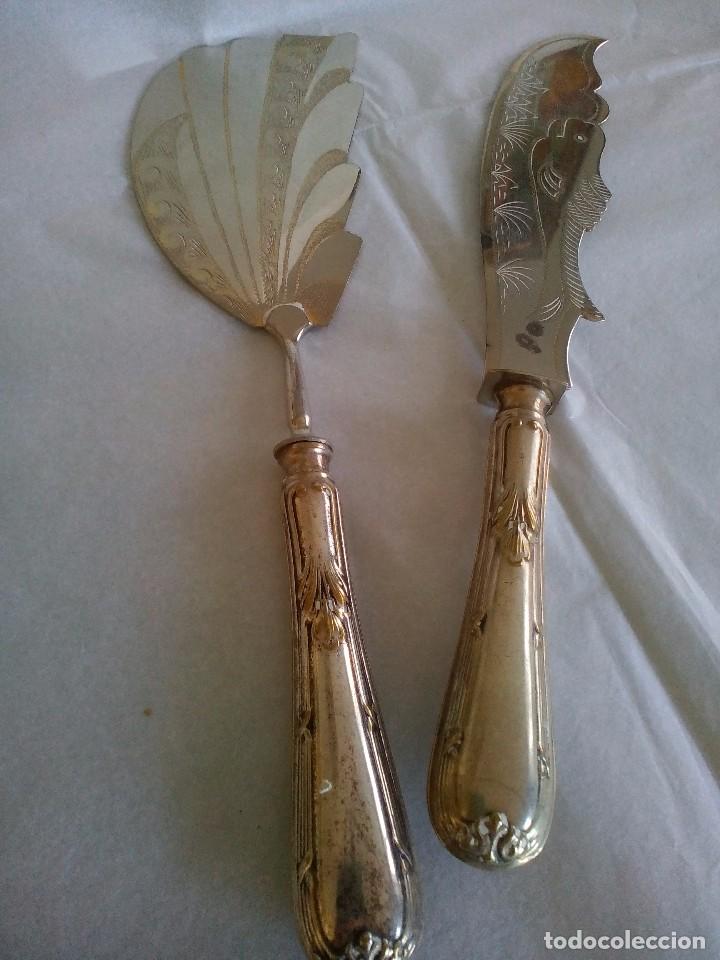 Antig&uuml;edades: Cuchillo y pala de servir pescado, dorado y plateado
