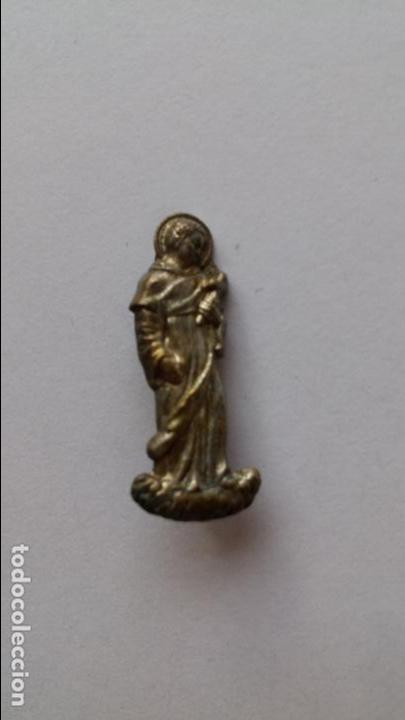 Antig&uuml;edades: Pin de santo sin catalogar con cruz de 2,3 x 1 cms - Foto 1