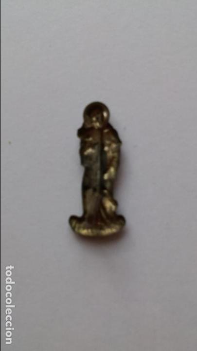 Antig&uuml;edades: Pin de santo sin catalogar con cruz de 2,3 x 1 cms - Foto 2