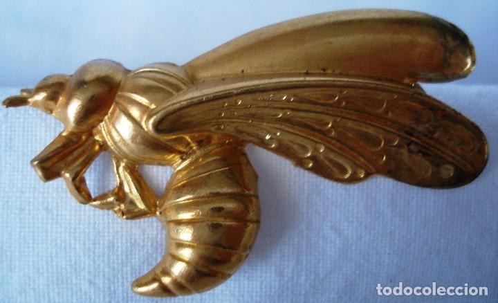 Antig&uuml;edades: ADORNO LAT&Oacute;N ESTAMPADO:ABEJA. GRAPAS PARA FIJAR SOBRE CUALQUIER SOPORTE. A&Ntilde;OS 40.