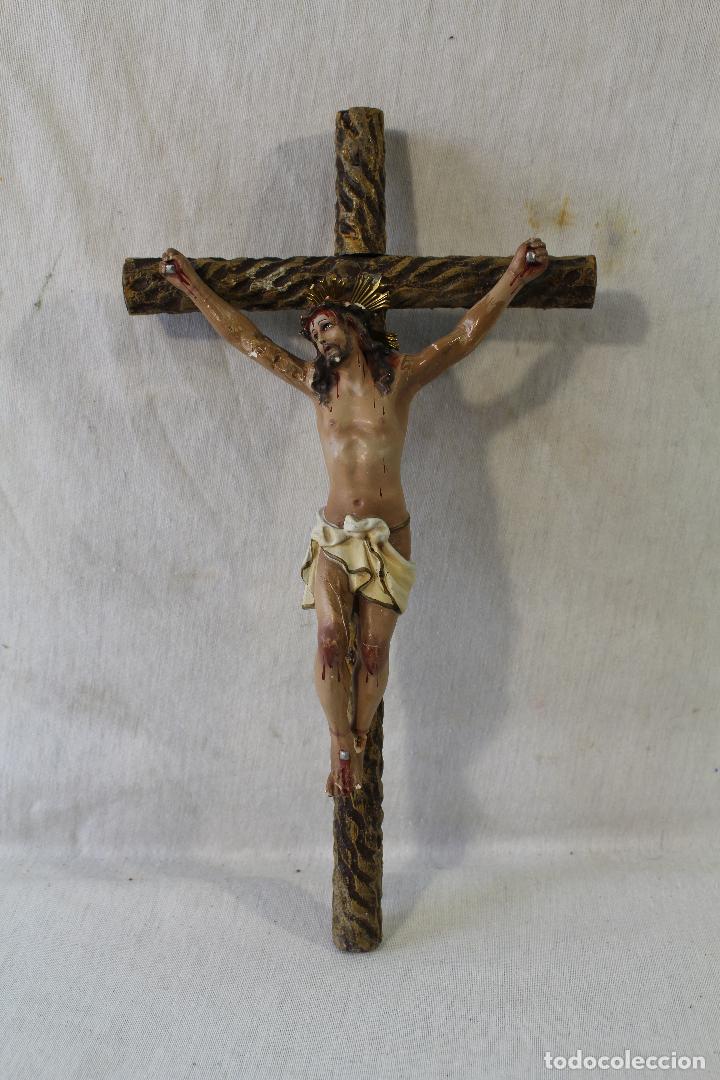 Antig&uuml;edades: cristo en la cruz de estuco y madera - Foto 2