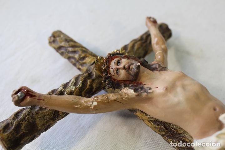 Antig&uuml;edades: cristo en la cruz de estuco y madera - Foto 3