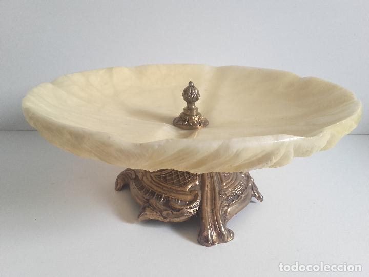 Antig&uuml;edades: Imponente centro de mesa con pie de bronce. - Foto 2