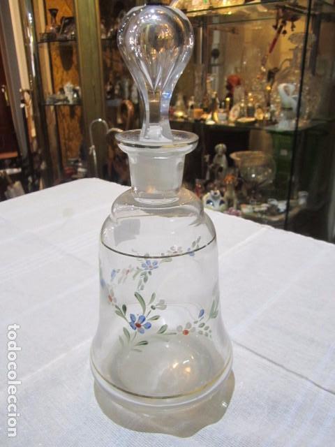 Antiquit&auml;ten: Botella de cristal decorada a mano. 23 cms. altura x 8 cms. di&aacute;metro base.