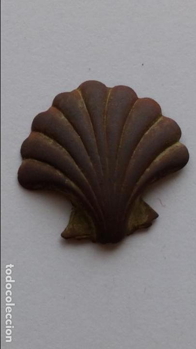 Antig&uuml;edades: Antigua concha de santiago de 2,5 x 2,2 cms - Foto 1