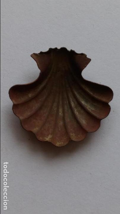 Antig&uuml;edades: Antigua concha de santiago de 2,5 x 2,2 cms - Foto 2