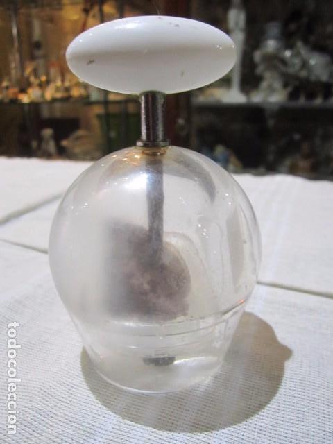 Antiguidades: Molinillo de pimienta en metacrilato. 10 cms. altura x 5 di&aacute;metro base.