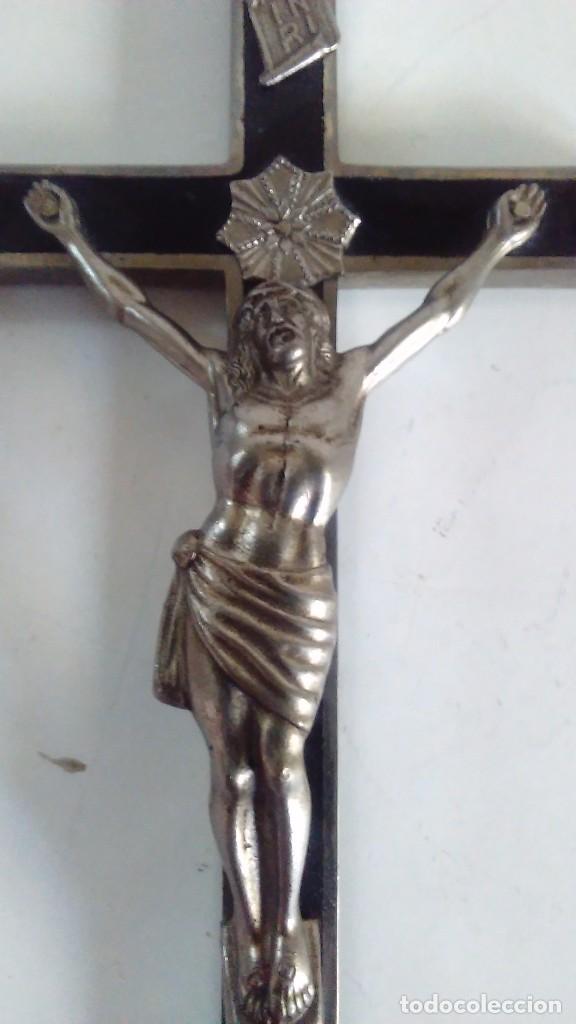 Antig&uuml;edades: Cruz de metal y madera - Foto 10