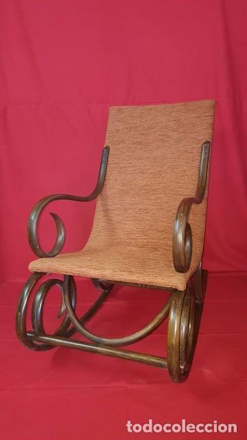 Antig&uuml;edades: Mecedora thonet reci&eacute;n restaurada y tapizada. - Foto 1
