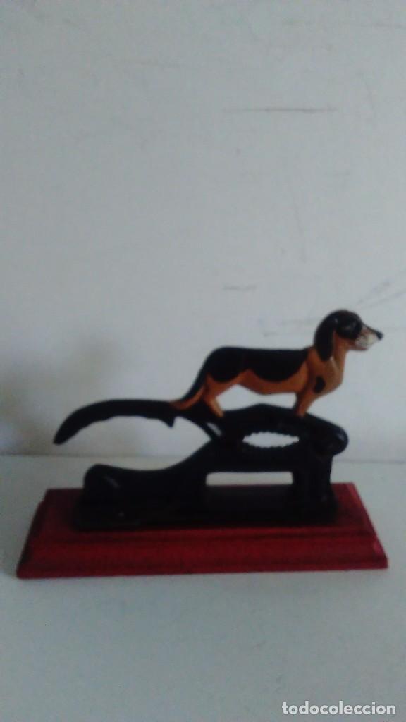 Antig&uuml;edades: Cascanueces de hierro con base de madera en forma de perro - Foto 1