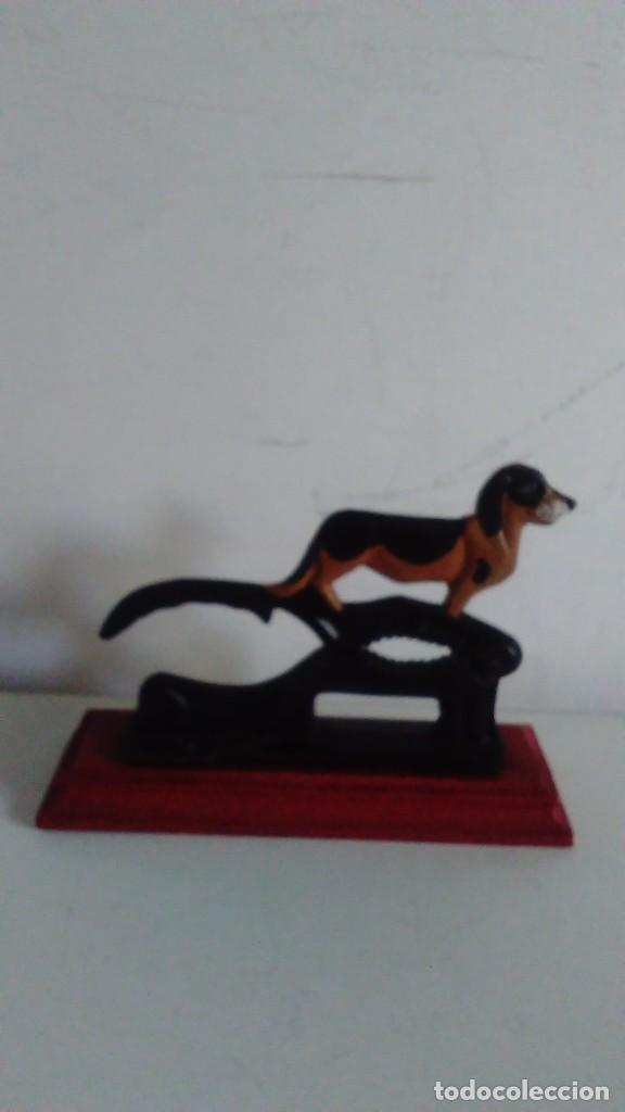 Antig&uuml;edades: Cascanueces de hierro con base de madera en forma de perro - Foto 2