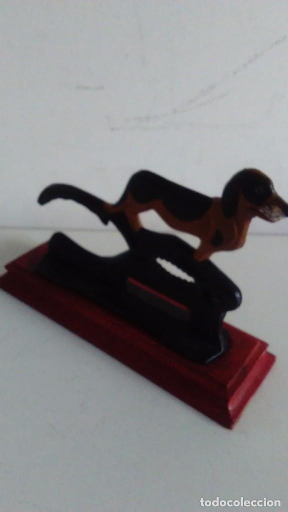 Antig&uuml;edades: Cascanueces de hierro con base de madera en forma de perro - Foto 3
