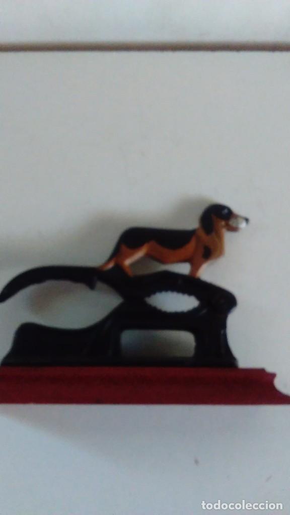 Antig&uuml;edades: Cascanueces de hierro con base de madera en forma de perro - Foto 4