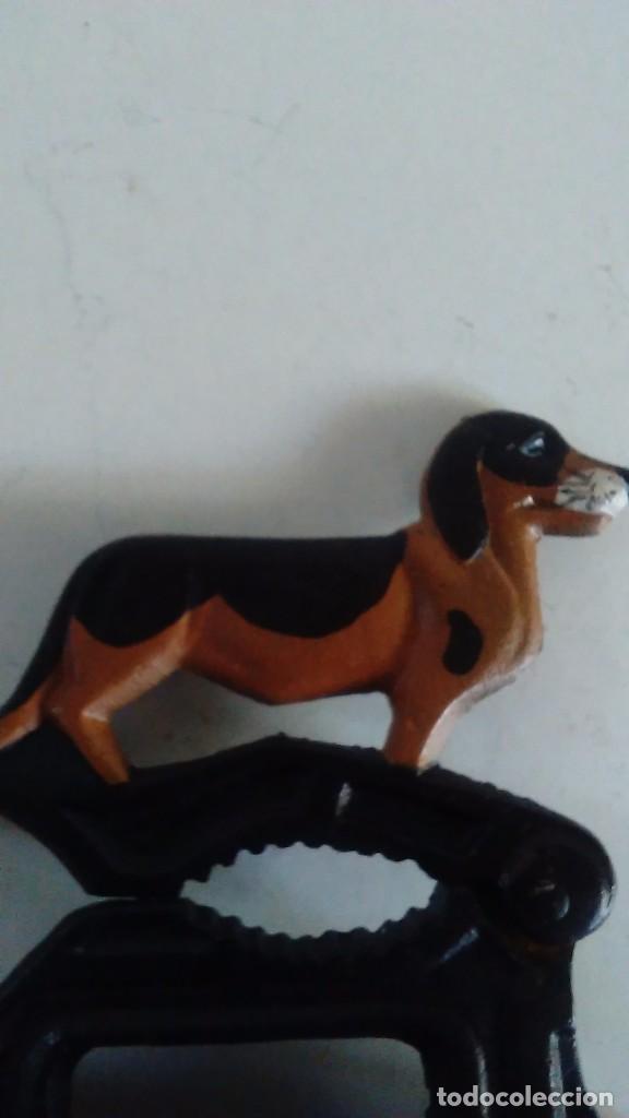 Antig&uuml;edades: Cascanueces de hierro con base de madera en forma de perro - Foto 5