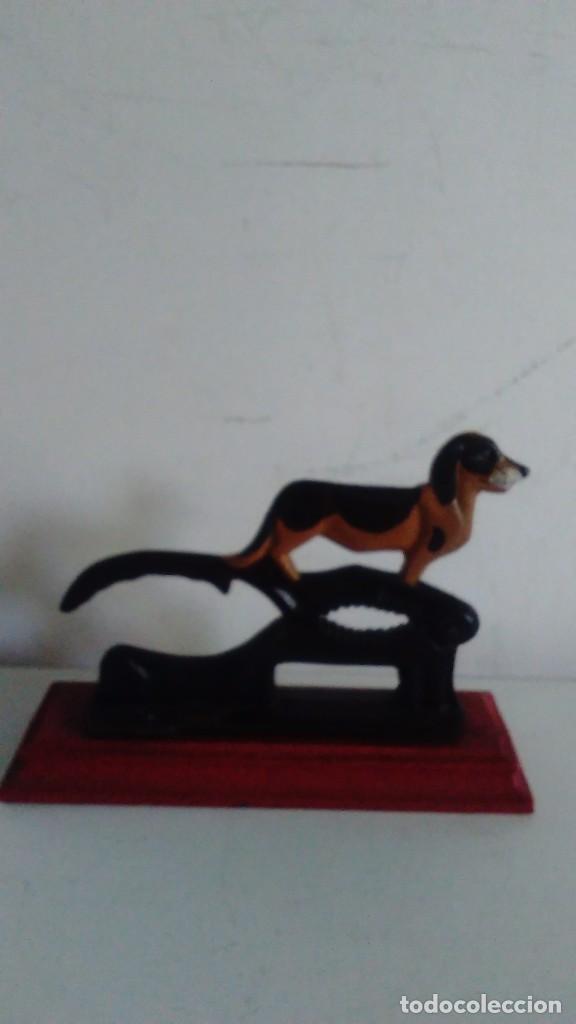 Antig&uuml;edades: Cascanueces de hierro con base de madera en forma de perro - Foto 6