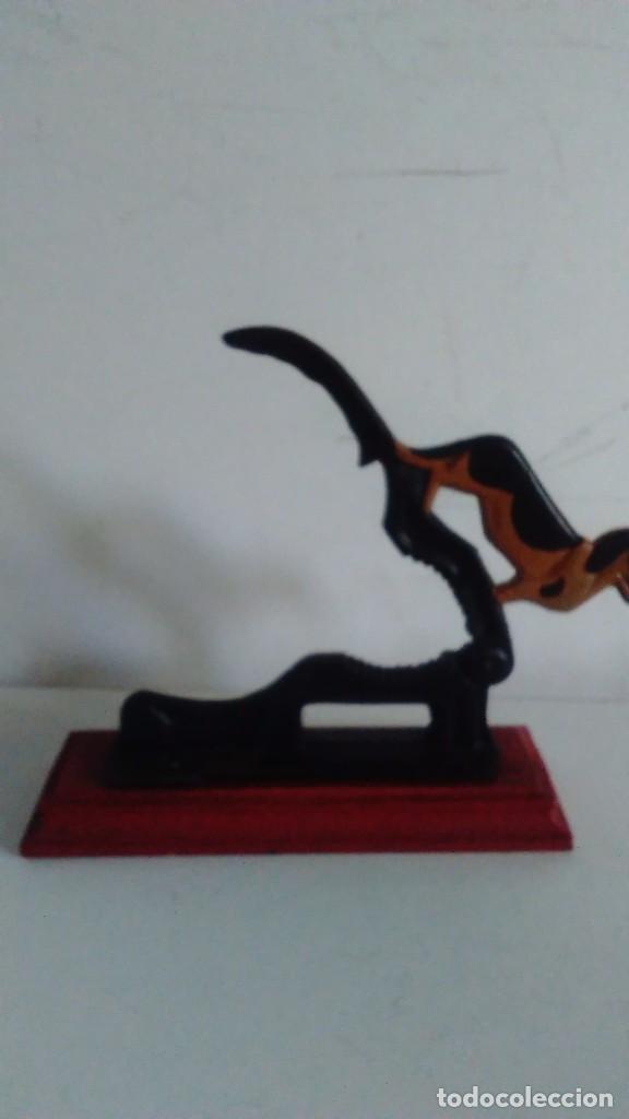 Antig&uuml;edades: Cascanueces de hierro con base de madera en forma de perro - Foto 7