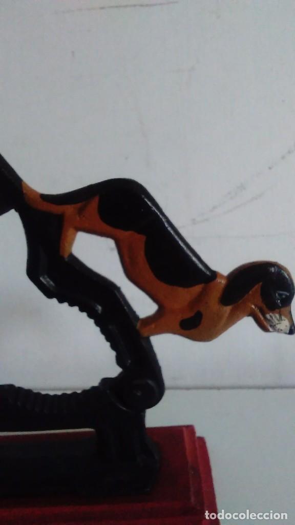 Antig&uuml;edades: Cascanueces de hierro con base de madera en forma de perro - Foto 8