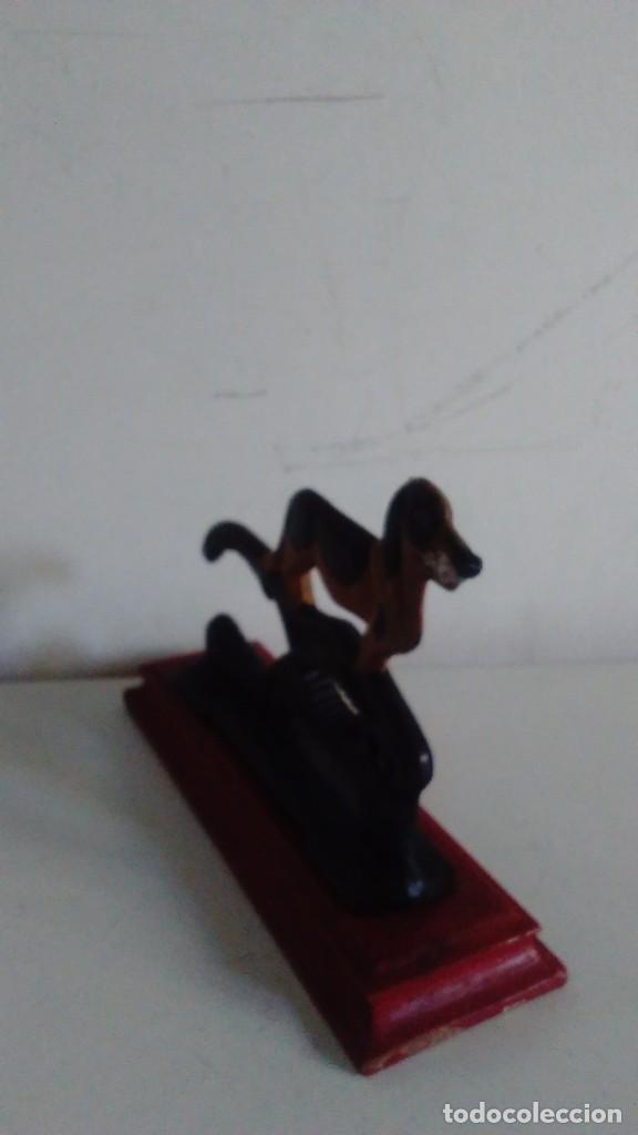 Antig&uuml;edades: Cascanueces de hierro con base de madera en forma de perro - Foto 9