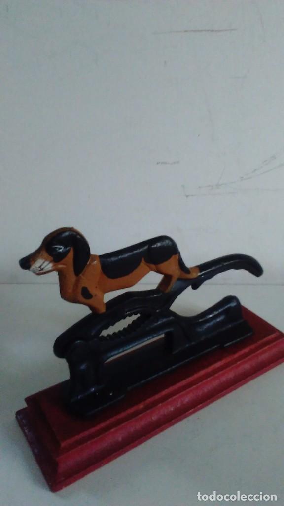 Antig&uuml;edades: Cascanueces de hierro con base de madera en forma de perro - Foto 10
