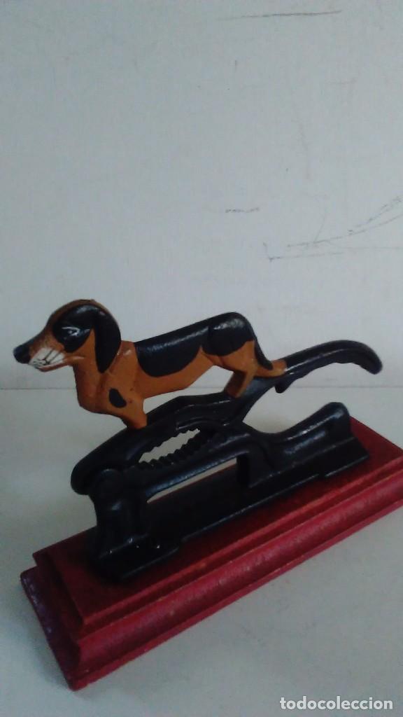 Antig&uuml;edades: Cascanueces de hierro con base de madera en forma de perro - Foto 11