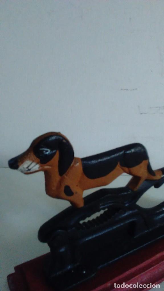 Antig&uuml;edades: Cascanueces de hierro con base de madera en forma de perro - Foto 12