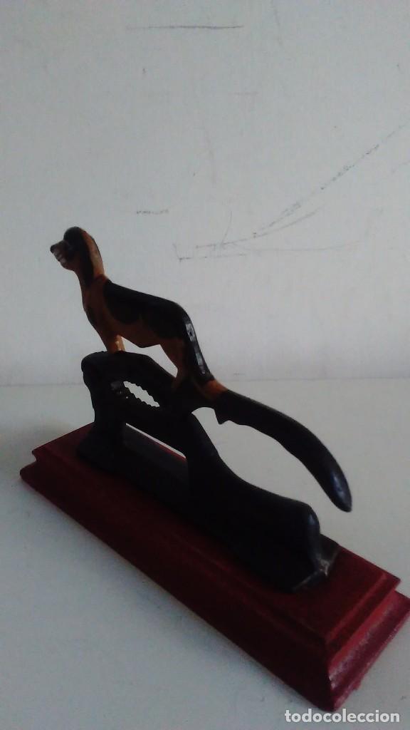 Antig&uuml;edades: Cascanueces de hierro con base de madera en forma de perro - Foto 13