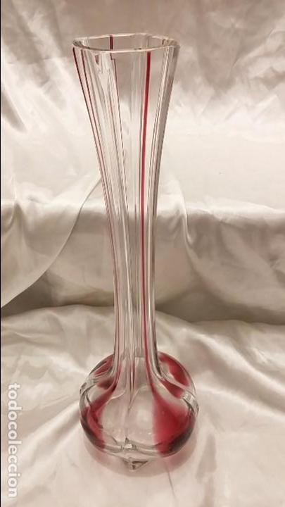 Oggetti Antichi: Antiguo florero de cristal. Origen Francia.