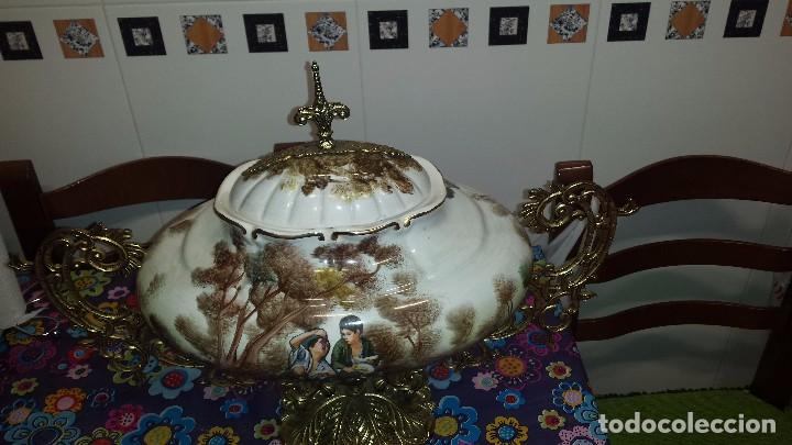 Antig&uuml;edades: antiguo centro de mesa de bronce y porcelana - Foto 2