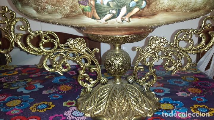 Antig&uuml;edades: antiguo centro de mesa de bronce y porcelana - Foto 4