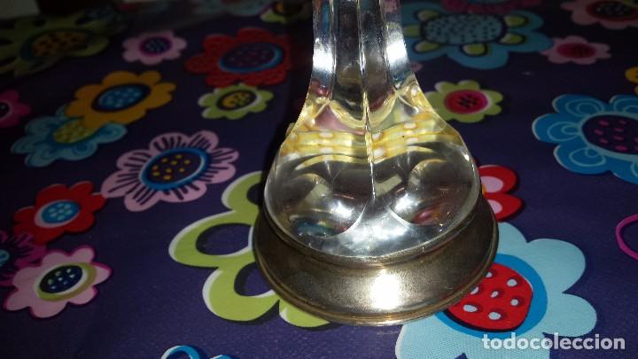 Antig&uuml;edades: portavelas de cristal y base de plata - Foto 2