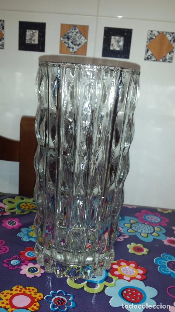 Antig&uuml;edades: antiguo florero de cristal - Foto 1