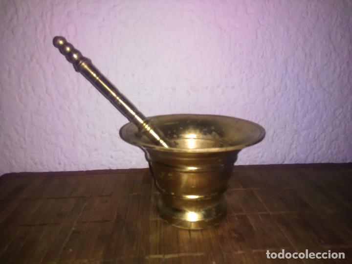 Antig&uuml;edades: ALMIREZ O MORTERO DE BRONCE ANTIGUO CON SU MANO - Foto 1