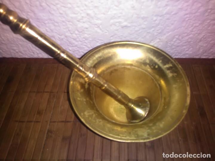 Antig&uuml;edades: ALMIREZ O MORTERO DE BRONCE ANTIGUO CON SU MANO - Foto 2
