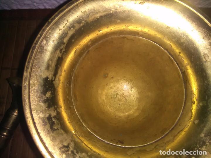 Antig&uuml;edades: ALMIREZ O MORTERO DE BRONCE ANTIGUO CON SU MANO - Foto 3