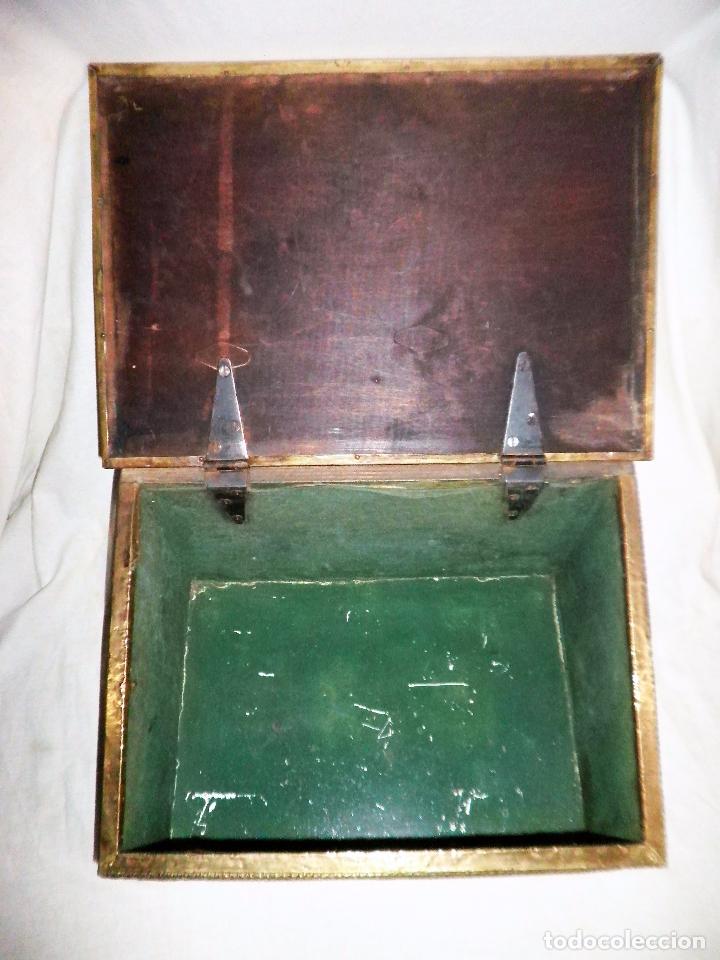 Antig&uuml;edades: ANTIGUO ARC&Oacute;N - MADERA Y METAL REPUJADO - EXCEPCIONAL. - Foto 4