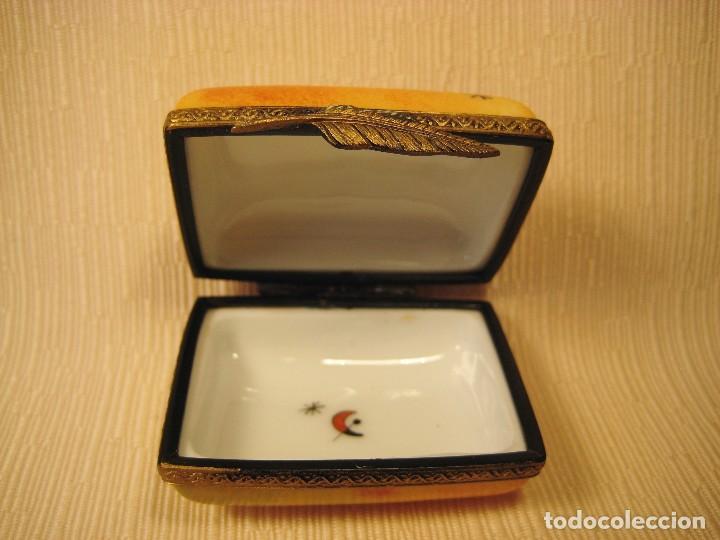 Antig&uuml;edades: Caja de porcelana de Limoges pintada a mano. Rectangular Mir&oacute; - Foto 2