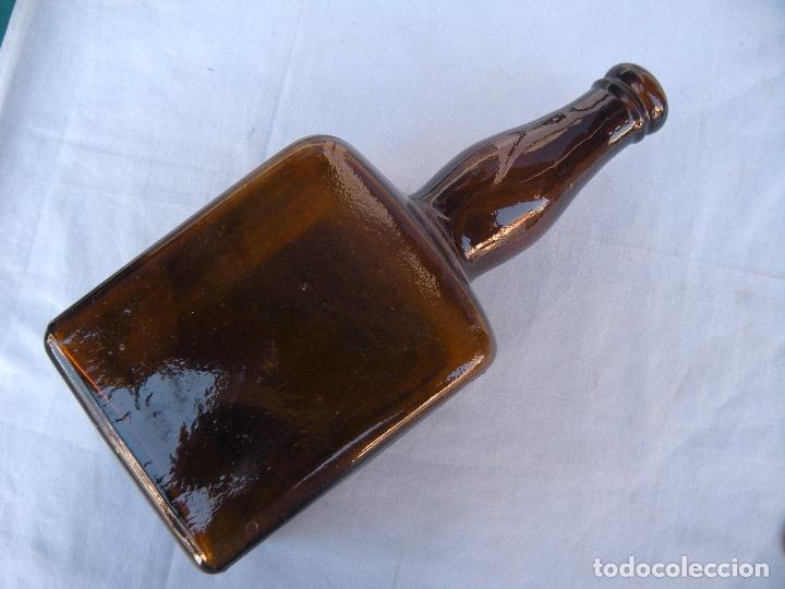 Antig&uuml;edades: ANTIGUA BOTELLA CUADRADA - Foto 1