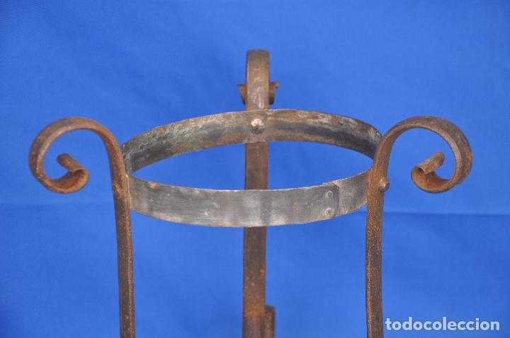 Antig&uuml;edades: Macetero de forja. D - Foto 3