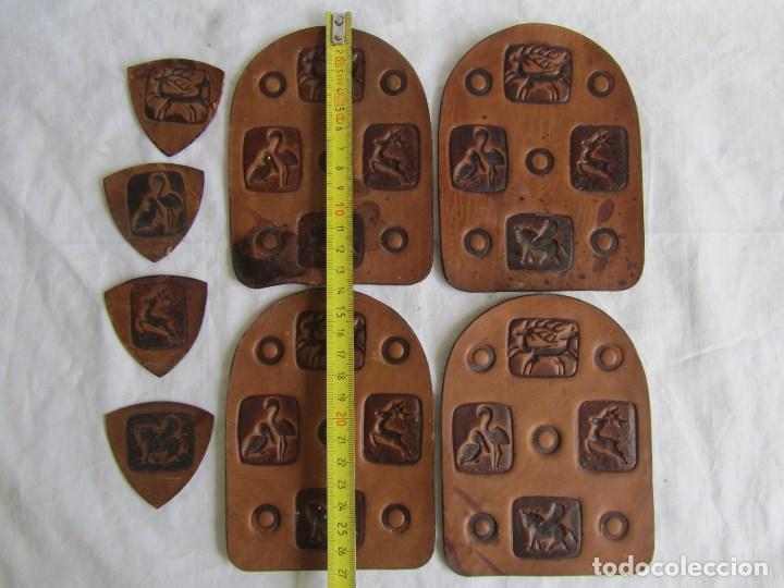 Antig&uuml;edades: 8 escudos en cuero repujado - Foto 2