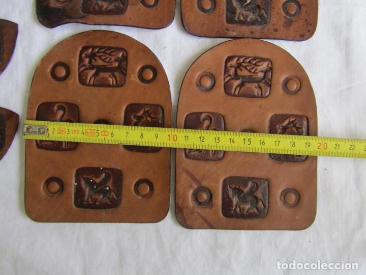Antig&uuml;edades: 8 escudos en cuero repujado - Foto 4