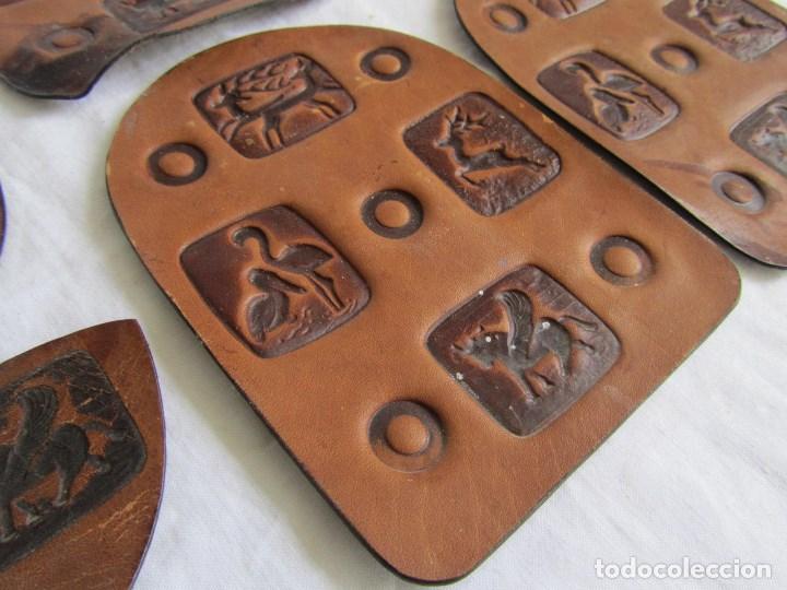 Antig&uuml;edades: 8 escudos en cuero repujado - Foto 5