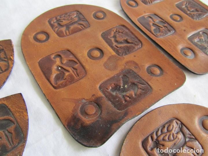 Antig&uuml;edades: 8 escudos en cuero repujado - Foto 6