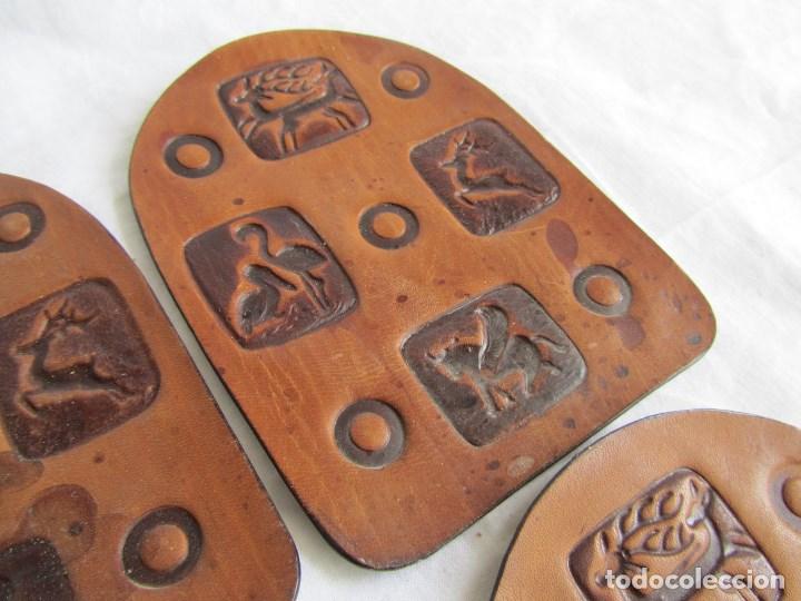 Antig&uuml;edades: 8 escudos en cuero repujado - Foto 7