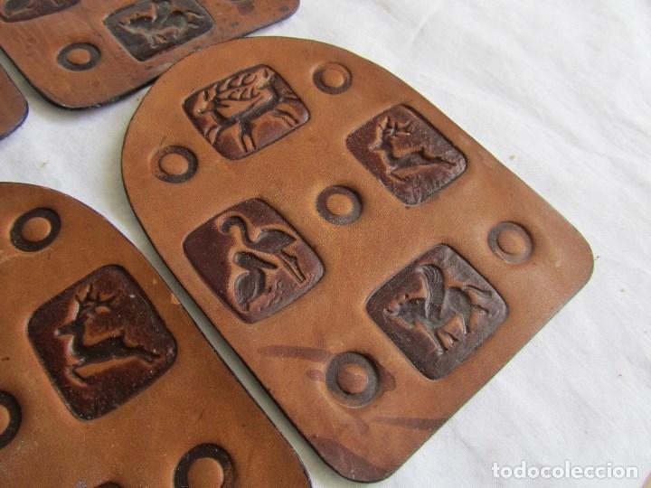 Antig&uuml;edades: 8 escudos en cuero repujado - Foto 8